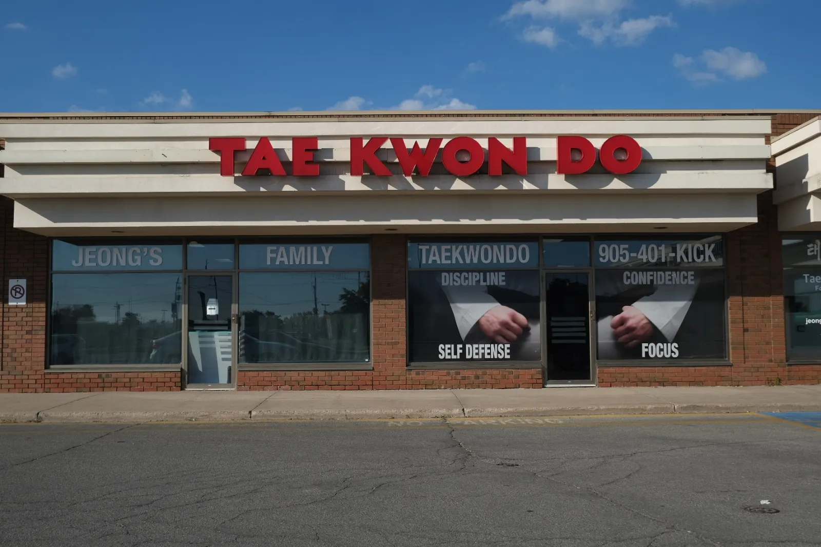 The Jeong's Family Taekwondo storefront on Montrose Road in Niagara Falls